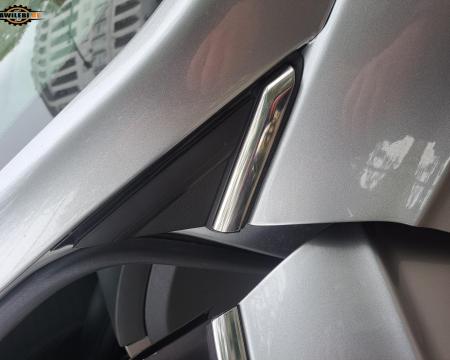 მარჯვენა მხარეს არსებული სამკუთხა პლასტმასის ხუფი